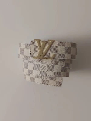 L bälte vit - Helt nytt vitt bälte. Aldrig använt, i perfekt skick. Längd: 115 cm. Klassisk design, se bilder för detaljer.