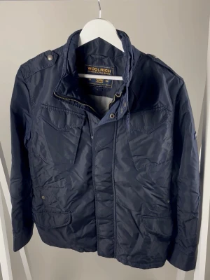 Woolrich Padded Field Jacket - Woolrich Padded Field Jacket | Modell: Padded Field Jacket | Skick: Mycket fint | Nypris: 7000+ kr | Storlek: S | Hör av dig vid minsta fundering 📦