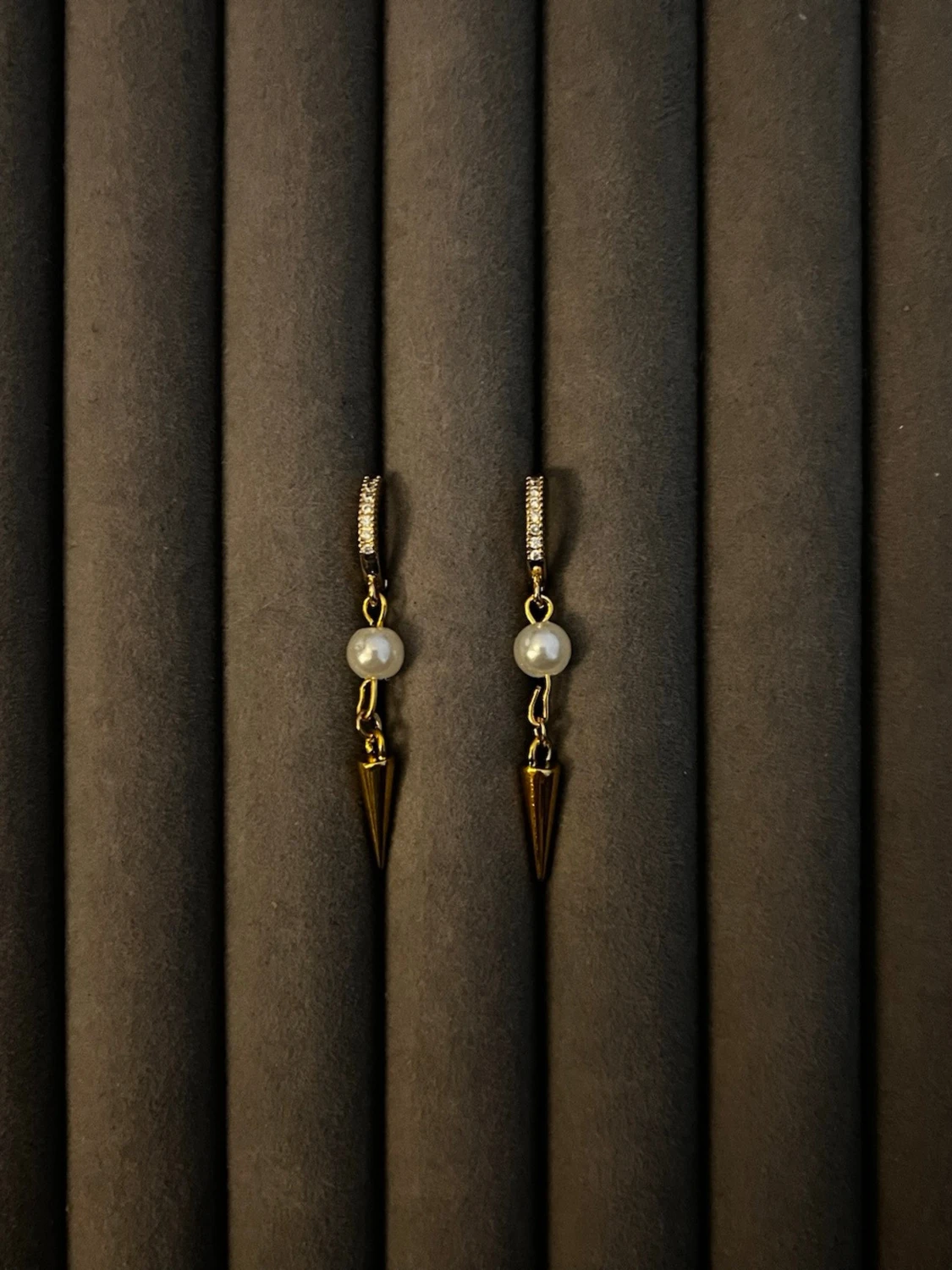 Guldörhängen med pärlor och koner