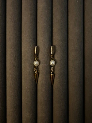 Guldörhängen med pärlor och koner - Snygga örhängen i guldfärg med små vita pärlor och hängande konformade detaljer. Örhängena har en tunn ring upptill och en cool, modern design som sticker ut. Perfekta för dig som gillar trendiga accessoarer med en twist.