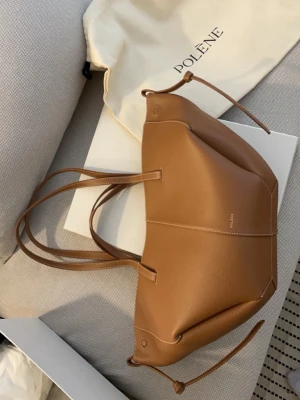 Polène cyme mini -  Polène cyme mini i färgen texturerad Camel. Sparsamt använd, mycket bra skick