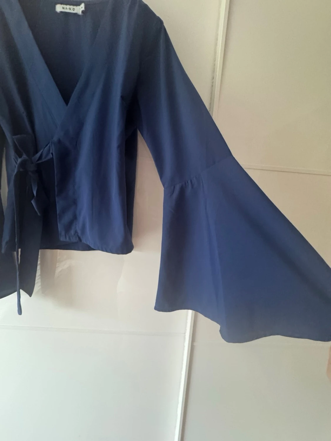 Mörkblå omlottblus från NA-KD - 3