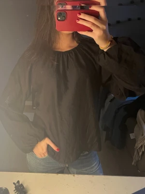 Svart Blus - Tröja med ballongärmar, luftig men har 2 tunnare lager inuti så man håller värmen ☺️