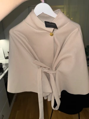 Missäy-poncho - Ny med lappar