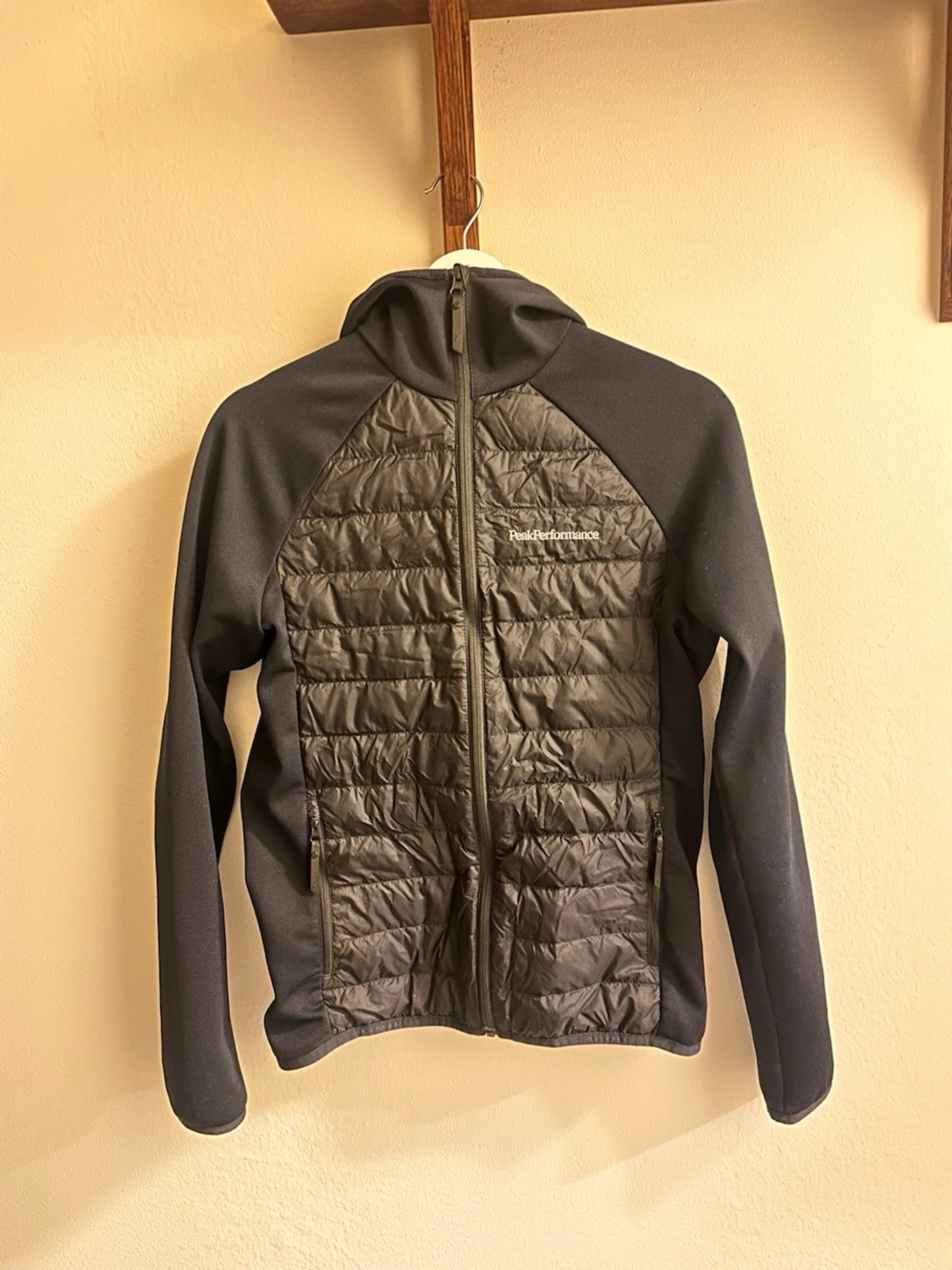 Svart vindjacka från Peak Performance
