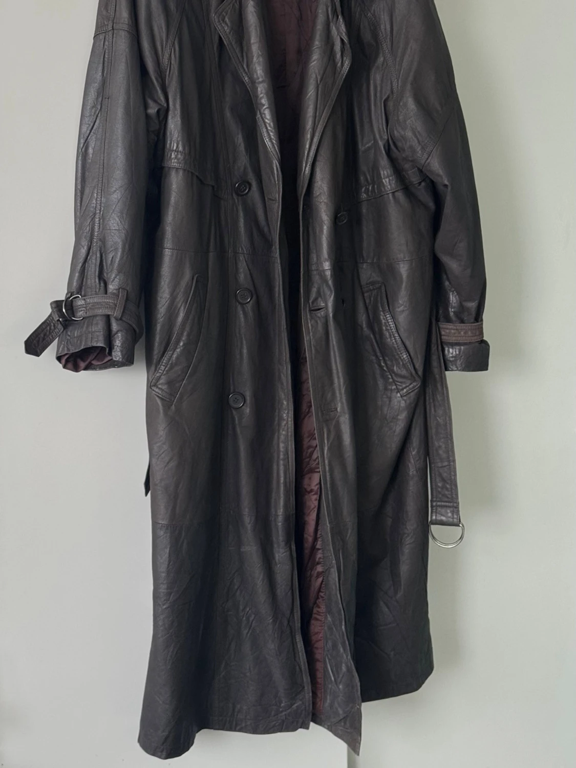 Lång svart skinnjacka med bälte