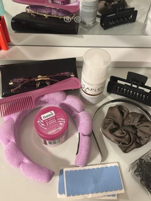 Skönhetspaket  - •Solglasögon+behållare+putsduk •Gummisnoddar •Hårgelé •2 diadem •Hårprodukt ifrån olaplex•tofs •kam •hårklämma •tejp till löshår.                                  (Gåva ingår)🤍