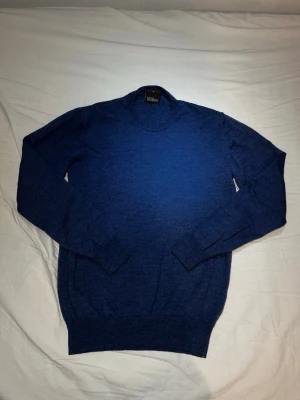 Oscar Jacobsson knit - En riktigt schysst stickad tröja ifrån Oscar Jacobsson, tröjan är i storlek M! Har själv inte påkommit några skavanker och tröjan är i en väldigt bra kvalité och knappt använd! 100% Merinoull!👌 Tveka inte på att skriva ifall du är i behov av fler bilder på plagget eller mått! 📸📏 Skriv vid minsta lilla fundering då jag oftast svarar fort! 💬 Fraktar alltid samma dag eller dagen efter beställning! 🚛