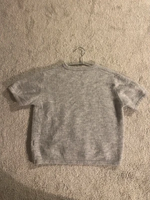 Grå stickad T-shirt från Gina  - Säljer denna fina gråa stickade T-shirt från Gina då jag inte använder den ❤️