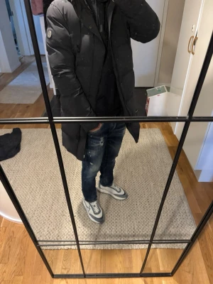 Sail racing parka - Säljer en fräcsh och stilren dunjacka med parka modell från sail racing, jackan är i gott skick utan några hål osv bara att den har ett litet märke på armen som ni ser på sista bilden.