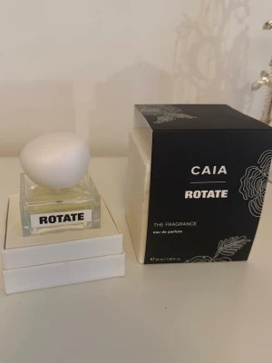 Caia Rotate parfym - Säljer min Caia rotate limited edition parfym som är slutsåld och inte heller kommer till användning. Endast använd fåtal gånger💕