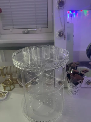 Roterande sminkförvaring - Stor och hög smink/hudvård eller parfym förvaring. Får plats med mycket och väldigt användbar om man har plats att ha den framme. Inga fel på den! 