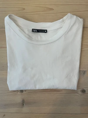Vit basic t-shirt från Zara - En basic lite kortre, skitsnygg vit t-shirt att ha nu till våren🌸