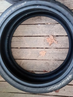 Hankook Ventus Stevo 3 bildäck, 2 stycken. - Säljer ett svart bildäck av modellen Ventus Stevo 3 Verdus från Hankook. Däcket är runt och tillverkat i slitstarkt gummi, perfekt för dig som behöver ett extra eller reservdäck. Texten 'OUTSIDE' och modellnamnet syns tydligt på sidan. Hämtas i Skene. 2 stycken och mönsterdjup 5 mm.