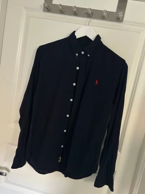 Polo Ralph Lauren Skjorta - Säljer den här snygga linne skjortan från Polo Ralph Lauren eftersom den är för liten, köpte den för inte så länge sedan. Nypris från 1500-2500