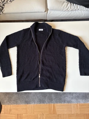 Mörkblå stickad tröja från LINDBERGH - Säljer denna riktigt feta stickade tröjan från Lindbergh, den är aldrig avänd, säljer den för den är för stor. Storlek S men sitter som M. Nypris: 499 Mitt pris:400