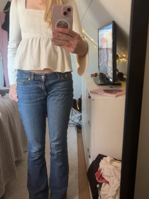 Vit peplumblus med fyrkantig ringning - Supersöt vit blus med peplum och lång ärm. Blusen har en fyrkantig ringning och ett diskret mönster i tyget som ger en extra touch. Perfekt att styla med jeans eller kjol för en trendig look. Har ingen lapp men sitter som xs🩷🩷🩷