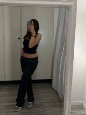 Lågmidjade jeans - Lågmidjade svartgråa jeans i storlek 36 från Gina Tricot. Jag är 160cm och har oftast XS. Använda flertal gånger därav lite slitna längst ner i kanterna (se sista bild) annars jätte fina och sitter perfekt ❤️