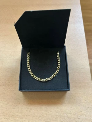 Lucleon 4mm Guldfärgat Kedjehalsband / 45cm - Inköpt från Trendhim för ett halvår sedan och har inte använts alls.                                                Nypris: 430kr