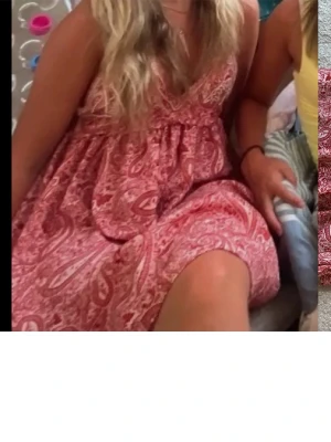 Sommarklänning - Säljer denna super fina sommarklänningen från Zara då den inte kommer till användning.🥹💌              Priset kan diskuteras, och hör gärna av er om fler bilder skulle behövas!🥰