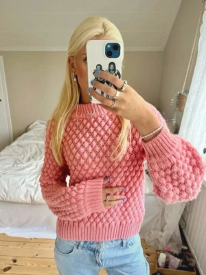 Korall stickad tröja - Superfin korall/rosa stickad tröja med bubbelmönster. Tröjan är något längre än på första bilden efter som att den är 1 storlek större.
