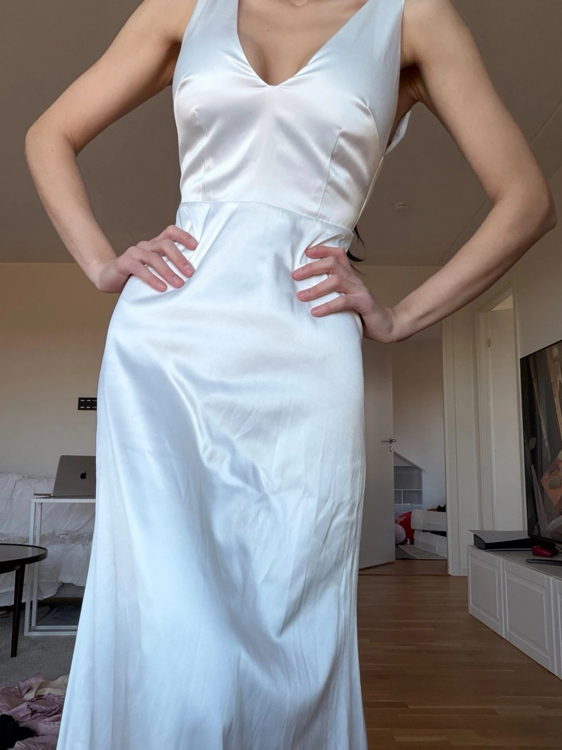 Vit långklänning i satinlook - 1