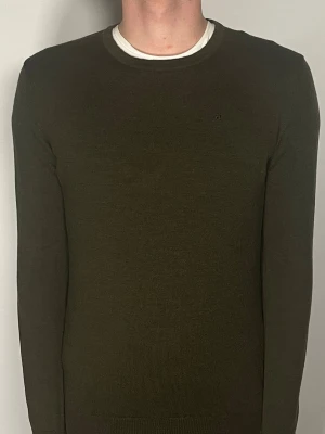 J.Lindeberg tröja - Säljer en riktigt snygg och trendig J.Lindeberg tröja i fint skick, storlek M men sitter som S, vid frågor är det bara att skriva //Gramenti