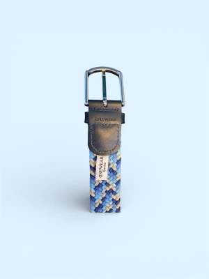 Blått flätat bälte från ONEWEAR - Snyggt flätat bälte från ONEWEAR i olika blå nyanser med inslag av beige och vitt. Bältet har detaljer i mörkt skinn och ett klassiskt spänne i silver. Perfekt accessoar för att lyfta din outfit med lite färg och stil.