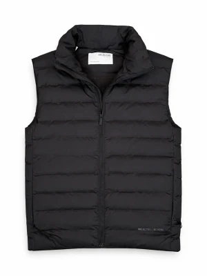 Selected Homme Väst - Säljer en svart Selected Home Väst i storlek M då den tyvärr är för stor för mig. Den är utöver det i superbra skick. Skriv gärna till mig om du har frågor eller funderingar! 