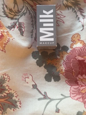 Milk Makeup Rouge 'Werk' - Milk Makeup rouge i färgen 'Werk', en snygg rosatonad nyans. Kommer i en smidig stickform som är enkel att applicera och perfekt att ha med i väskan. För dig som vill ha en fräsch och naturlig look med ett modernt märke.