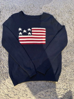 Mörkblå stickad tröja Selected Homme - Riktigt snygg mörkblå tröja ifrån Selected som efterliknar en klassisk Ralph Lauren tröja fast för ett billigare pris