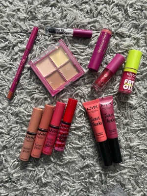 Massa smink - Nya NYX och Makeup Revolution-produkter från diverse julkalendrar år 24/25. Läppstiftet samt läpp-pennan har endast swatchats på baksidan av handen, annars är allt oanvänt. 40 kr/st eller plocka ihop ett paket för ett billigare pris så gör jag en ny annons åt dig. Skriv gärna för fler bilder eller namn på specifika produkter och nyanser! :)