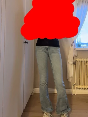 Ljusblå bootcut jeans - Säljer ett par ljusblå bootcut jeans som bara är använd några få ggr och ser helt nya ut 💕 säljer för de kommer aldrig till användning och är även för kort för mig💕