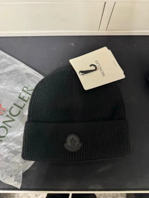 Svart mössa - Säljer en helt ny mössa 