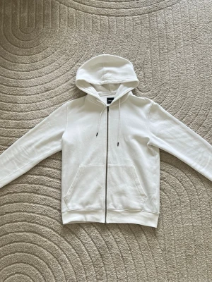 Vit zip-hoodie från Jack & Jones PREMIUM - Helt ny! Snygg vit hoodie med dragkedja från Jack & Jones PREMIUM kollektion alltså inte deras ordinarie sortiment, köpt för 975kr  sjukt clean och mycket bättre material