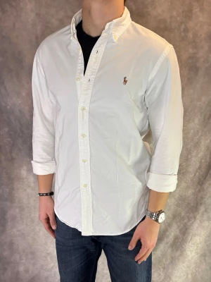 Vit Ralph Lauren Skjorta - Stl M, Slim fit - RIKTIGT FET RL SKJORTA I FÄRGEN VIT! 👔Mycket bra skick: 9,5/10, utan defekter! | Stl: M, Modellen är 175cm och väger ca 77kg,  | Hör av dig vid frågor // Galgen 🫡