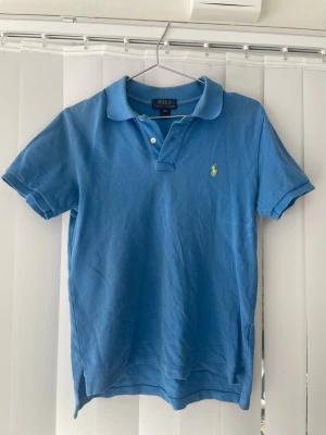 Ralph lauren pike - Ljusblå Ralph Lauren pike i bra skick, passar som xs. Om du är runt 170 sitter den bra. Modellen är 177cm. Hör av er vid frågor!