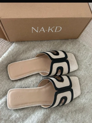  sandaler - Sandaler från NA-KD i beige tyg. Modellen har fyrkantig tå och öppen häl. Helt nya aldrig använda