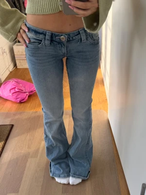 Jeans  - Lågmidajde bootcut jeans. Aldrig använda. Små i storlek. Jag brukar ha xs och är 163cm