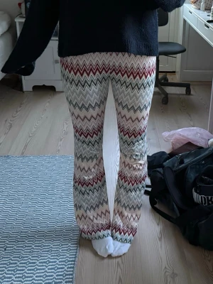 Mönstrade utsvängda byxor - Snygga mjukisar från lindex i storlek 158 men jag skulle säga att de passar xs/s💗