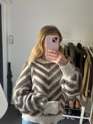 Vit och grön stickad tröja - Superfin vit grön stickad tröja från Object. Aldrig använd, prislappen sitter kvar. Storlek S🤍