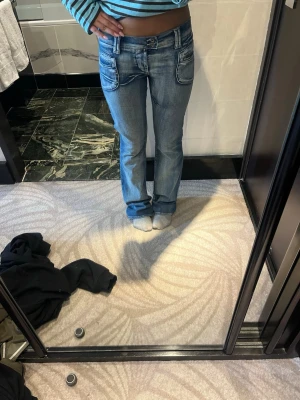 Blå bootcut jeans  - Snygga Lågmidjade blåa jeans. Dom är knappt använda och är i mycket bra skick. Köpta på en marknad i Paris💗. Köp gärna, pris kan diskuteras, skickar snabbt.