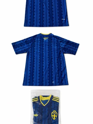 Blå Sverige fotbollströja Adidas - Säljer en blå Sverige fotbollströja från Adidas med gula detaljer och mönstrad design. Tröjan har gula ränder på axlarna, V-ringning och Sveriges landslagsemblem på bröstet. Perfekt för dig som vill sticka ut på match eller träning.