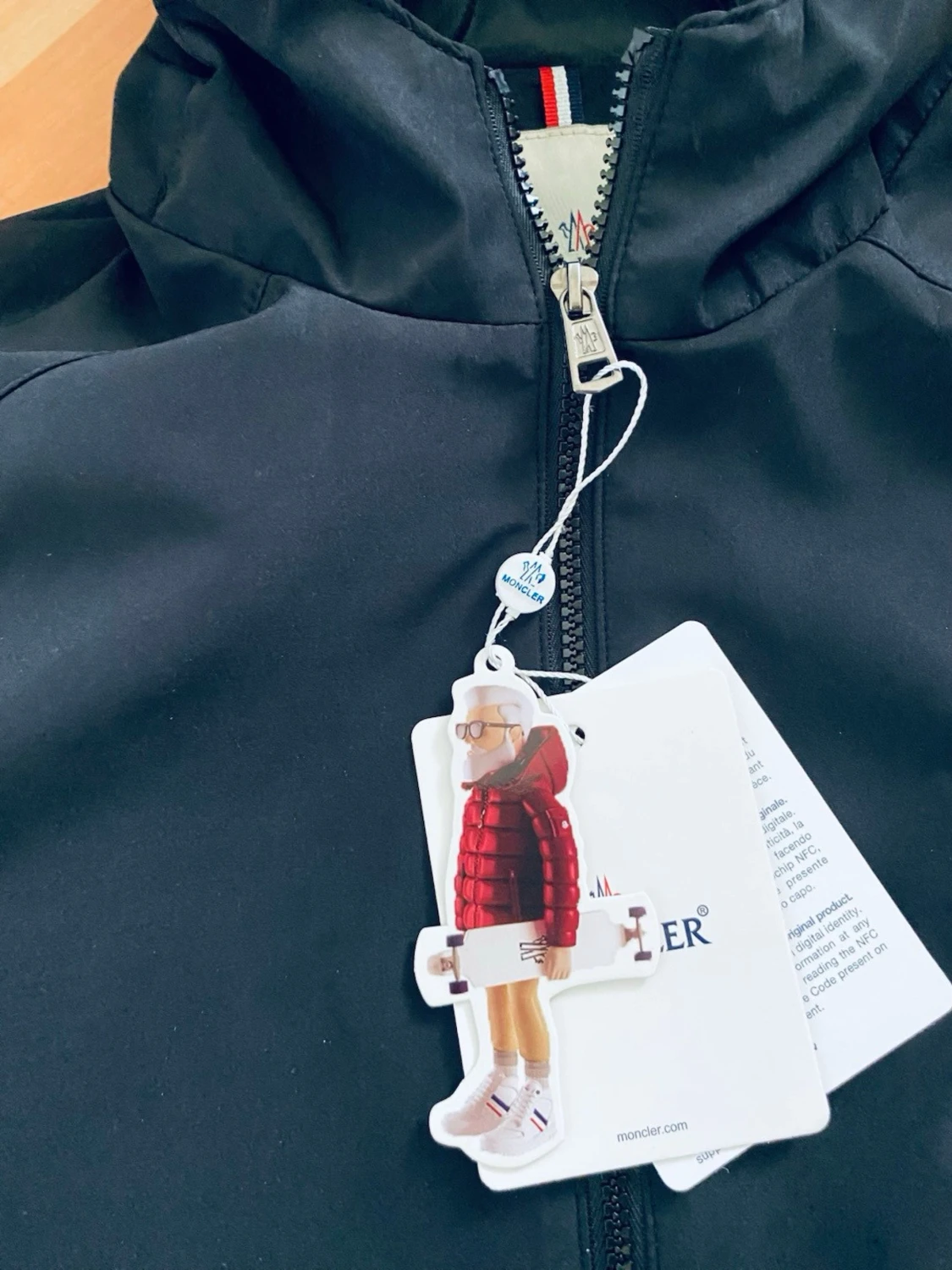 Svart vindjacka från Moncler med huva - 1