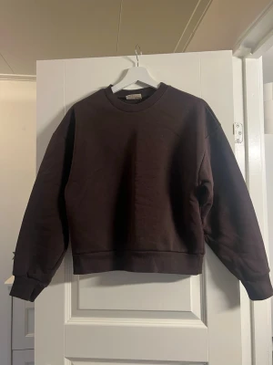 Mörkbrun sweatshirt S - Sweatshirt i storlek XS, den är använd en gång. Från GinaTricot, passar även en S  