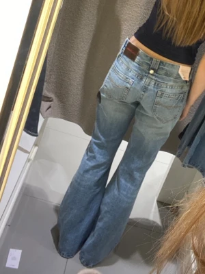 Lågmidjade jeans - Säljer dessa såå snygga lågmidjade jeansen från Gina Young 14+. De är lite korta i benen på mig som är 172. Obs! Jeansen på bilden är storlek S men de jag säljer är XS 😊