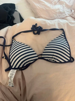 Randigt bikiniset Calzedonia  - Blåvit randig bikini från Calzedonia, aldrig använd, överdelen är i storlek 70b/65c och underdelen är i s-m men sitter som en xs-m då de är knyte på