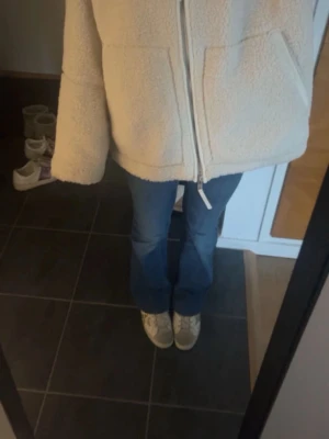 Beige teddyjacka med dragkedja - Mysig och oversized teddyjacka i beige med dragkedja framtill och stora fickor på sidorna.  Köpt på vinted! Är osäker på storleken men gissar M/L. Har vanligtvis S.