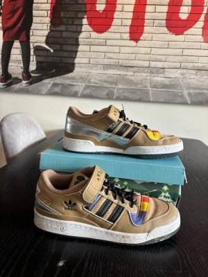 Adidas Forum Low x Awesome beige - Limited edition collab från adidas x South Park. Använda ett par gånger, normalt slitage finns (se bilder). Kommer med originalbox. Svåra att hitta idag, speciellt med box kvar. Säljes eftersom de inte används längre.