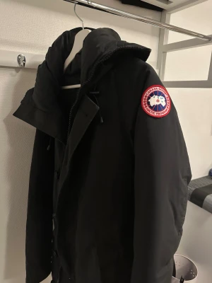 Canada goose jacka - Hej, säljer min Canada gooes jacka som inte kommer till någon användning. Skicken på jackan är bra och finns inte något speciellt fel på den. Jackan är äkta men har inte kvitto på den då ja köpte den för några år sen. Hör av er för mer information om jackan. 